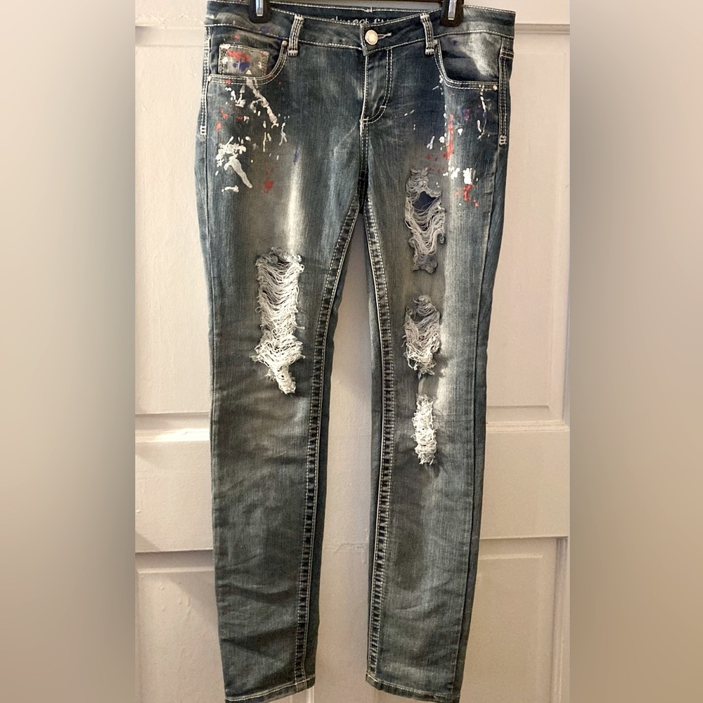 Almost Famous Red/white paint-splattered, distressed light blue jeans - Picture 6 of 10